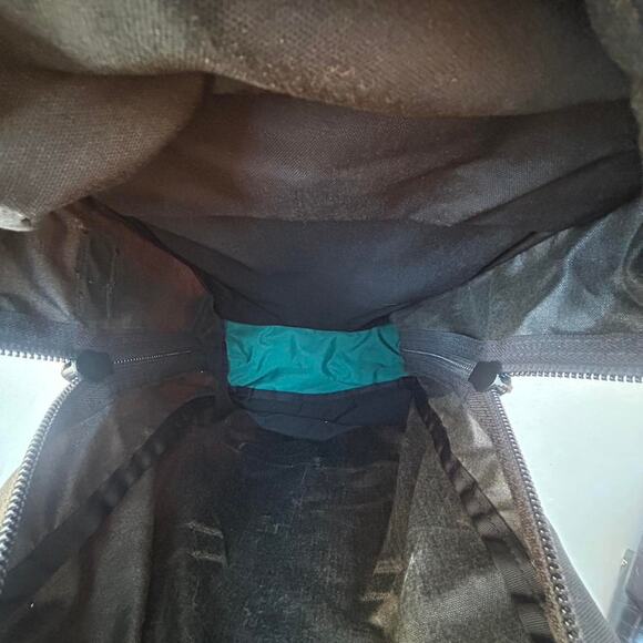 VINTAGE HIKING GEAR — Mountainsmith pack with total retro-outdoors energy - Picture 7 of 8